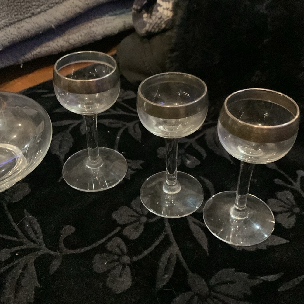 Vintage glass decanter with six matching glasses - Picture 4 of 7